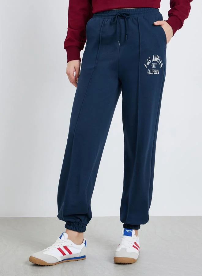 ستايلي جوغر بطبعة جرافيك وبقصة ضيقة